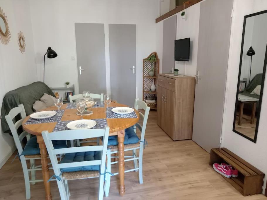 Holiday home Jolie Maisonnette Dans Calme Avec Piscine *