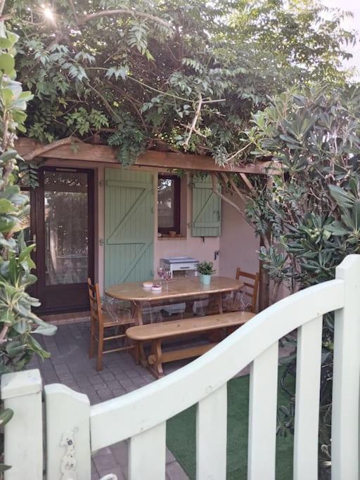 Holiday home Jolie Maisonnette Dans Calme Avec Piscine